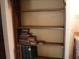 une étagère contenant de nombreux livres dans une pièce