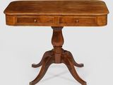 une table en bois surmontée de deux tiroirs