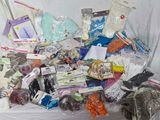 une pile d'objets assortis sur une table