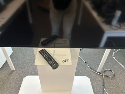 un téléviseur sur lequel est posée une télécommande