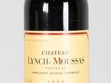 une bouteille de vin posée sur une table