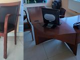 deux photos d'un bureau et d'une chaise dans une pièce
