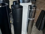 de nombreux types de tuyaux et de tubes éparpillés sur le sol