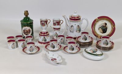 de nombreux types de tasses à café et de soucoupes sur la table