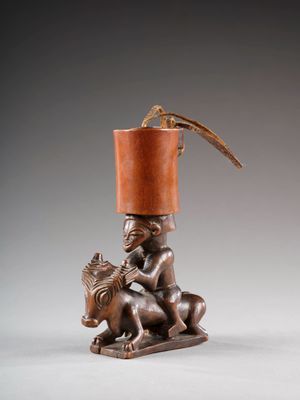 une figurine en bronze représentant un homme à cheval, coiffé d'un chapeau