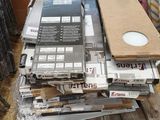 une pile de cartons, les uns empilés sur les autres, posée sur une palette