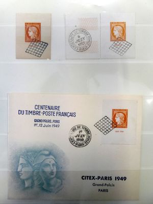 une photo d'une carte postale sur laquelle sont collés des timbres