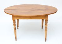 Table de forme ovale en noyer, quatre pieds balustres (possi…