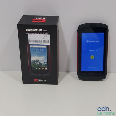 une boîte et un téléphone portable posés l'un à côté de l'autre