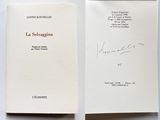 un livre sur lequel figure la photo d'un homme