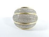 gros plan d'une bague en diamant sur une surface blanche