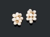 une paire de boucles d'oreilles en perles de culture et diamants