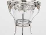 un bol ancien en verre, plaqué argent, muni d'un couvercle et posé sur un socle