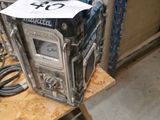 deux vieux fours posés sur une table en bois