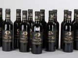 six bouteilles de vin sont alignées sur une table