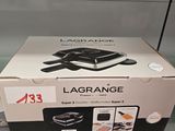 une boîte sur laquelle figure une photo en noir et blanc