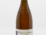 la bouteille de vin est posée sur une surface blanche