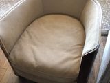 une chaise qui se trouve dans le coin d'une pièce