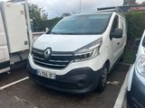 une camionnette blanche garée dans un parking