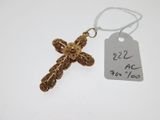 un gros plan d'une croix suspendue à un fil, avec une étiquette de prix