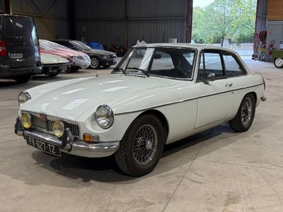 une photo d'une voiture blanche garée dans un garage