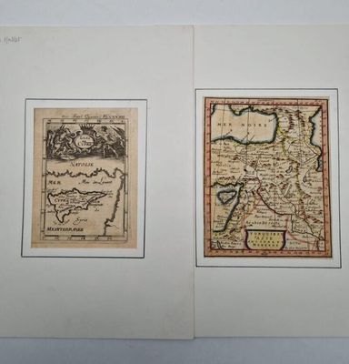 un livre ouvert sur lequel figurent deux cartes de l'Europe et de l'Asie