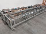 une grande table métallique à roulettes au milieu d'une pièce