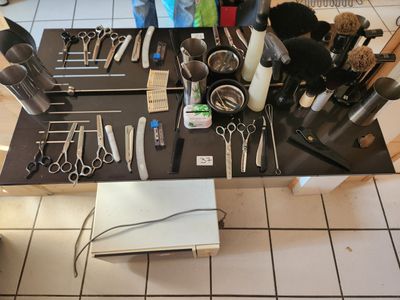 une table sur laquelle sont posés des ciseaux et d'autres objets