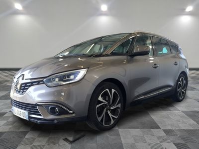 une voiture grise garée dans une pièce au sol en damier