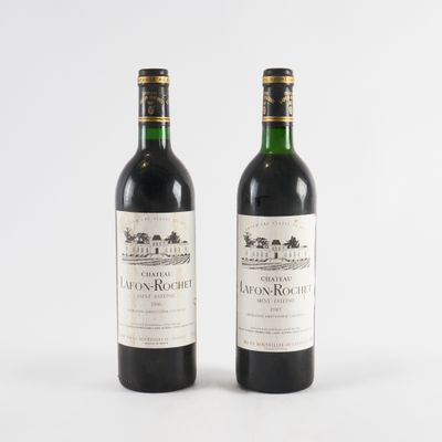 deux bouteilles de vin posées l'une à côté de l'autre sur une surface blanche