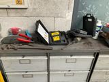 tout un tas d'outils posés sur un établi