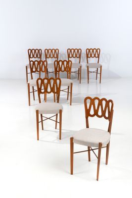 several chairs are arranged in a circle in a white room