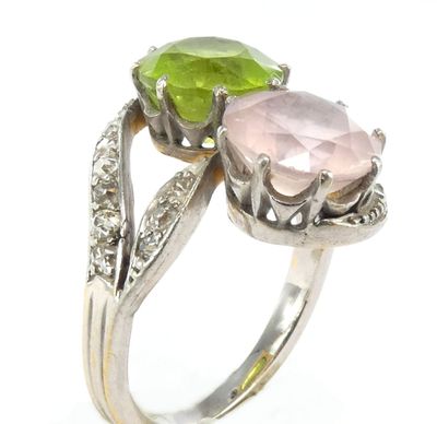 une image montrant un gros plan d'une bague sertie de deux pierres