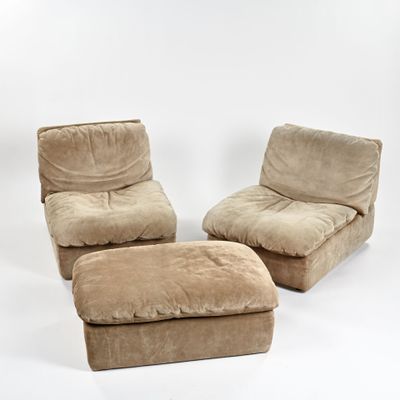 On voit deux chaises et un repose-pieds sur fond blanc