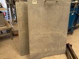 un gros bloc de béton posé sur une palette dans un entrepôt