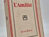 un vieux livre posé sur une table sur une surface blanche