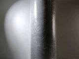 un vase emballé dans du plastique, posé sur une table