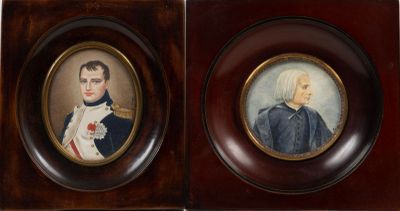 deux portraits encadrés représentant deux hommes en uniforme militaire, dont l'un dans un cadre en bois