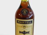 une bouteille d'alcool posée sur une table