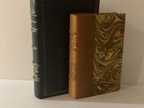 deux livres posés sur une table blanche