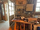 une photo d'une pièce où l'on voit de nombreux outils posés sur la table