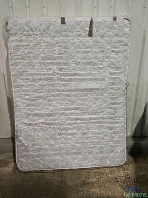 un matelas posé à même le sol devant un mur
