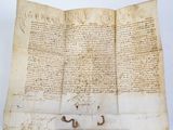un gros plan d'un morceau de papier sur lequel on a écrit