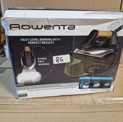 La boîte d'un fer à repasser à vapeur est posée sur un carton