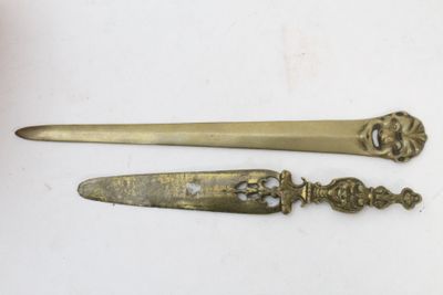 Réunion de deux coupe papiers en bronze L.