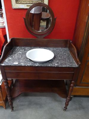 un lavabo et un miroir dans une pièce aux murs rouges