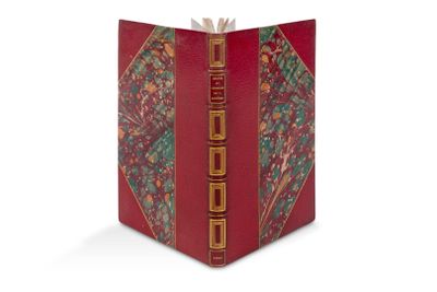 un livre ouvert, avec une couverture rouge et des bordures dorées