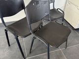 trois chaises assises l'une à côté de l'autre sur le sol