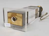 Lampe à section quadrangulaire en plexiglas, ceint de bandes… (photo 3)