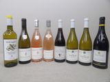 plusieurs bouteilles de vin sont alignées sur une table